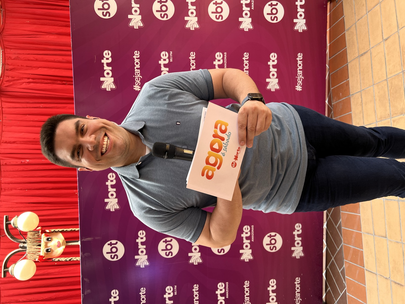 Clayton Pascarelli nos bastidores do programa Agora é Sábado, Norte FM/SBT